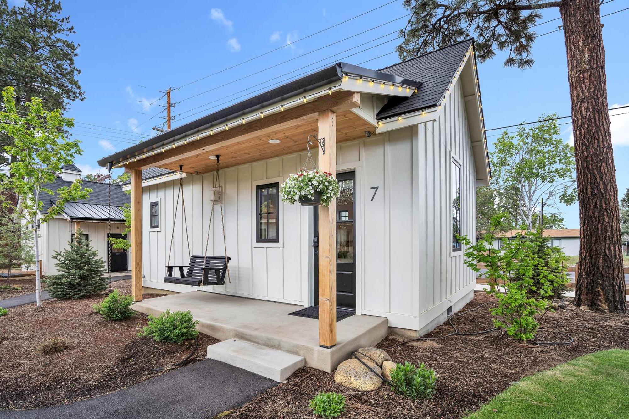 The Scout Boutique Cottages Sisters Exterior photo