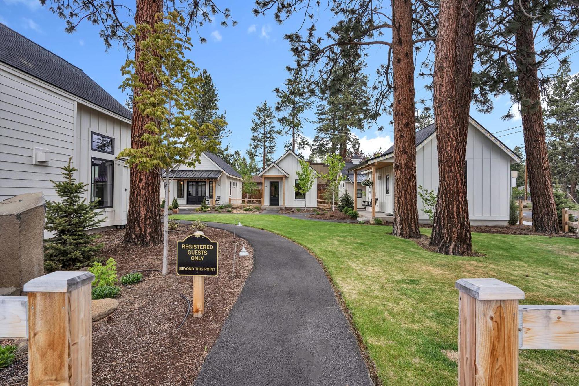 The Scout Boutique Cottages Sisters Exterior photo